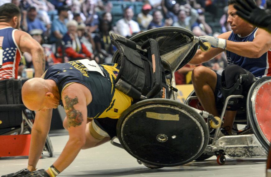 Zawodnicy wheelchair rugby podczas kontaktowej akcji w meczu
