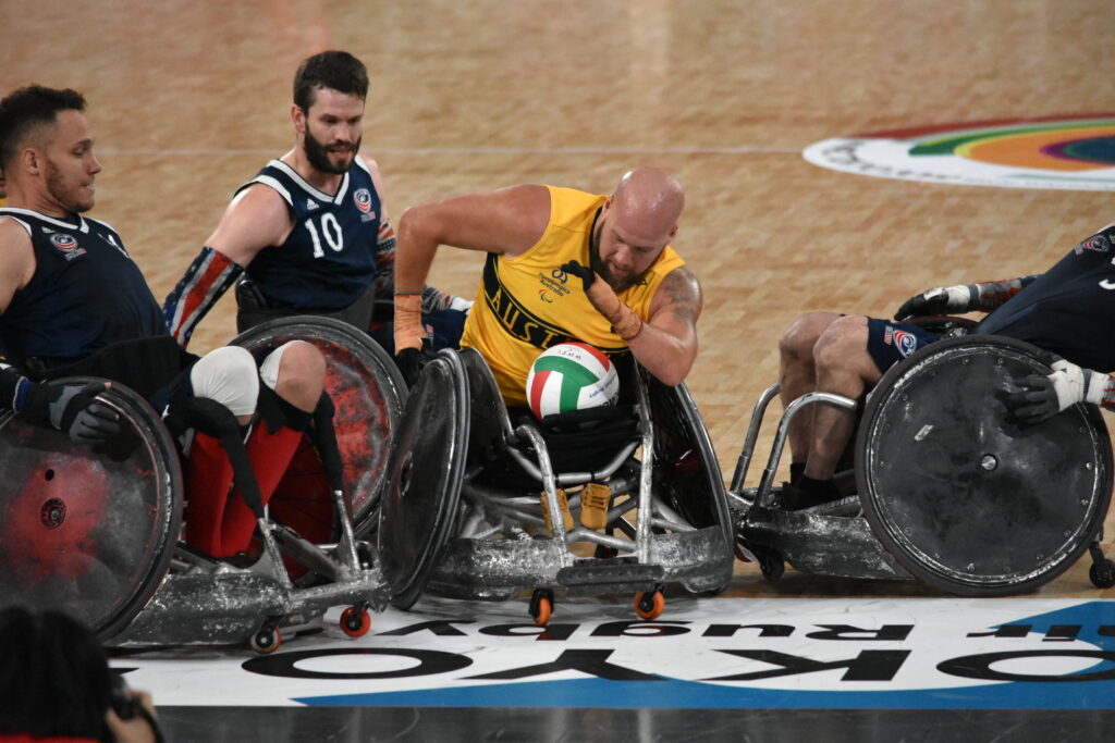 Zawodnicy wheelchair rugby podczas meczu – dynamiczna akcja sportowa