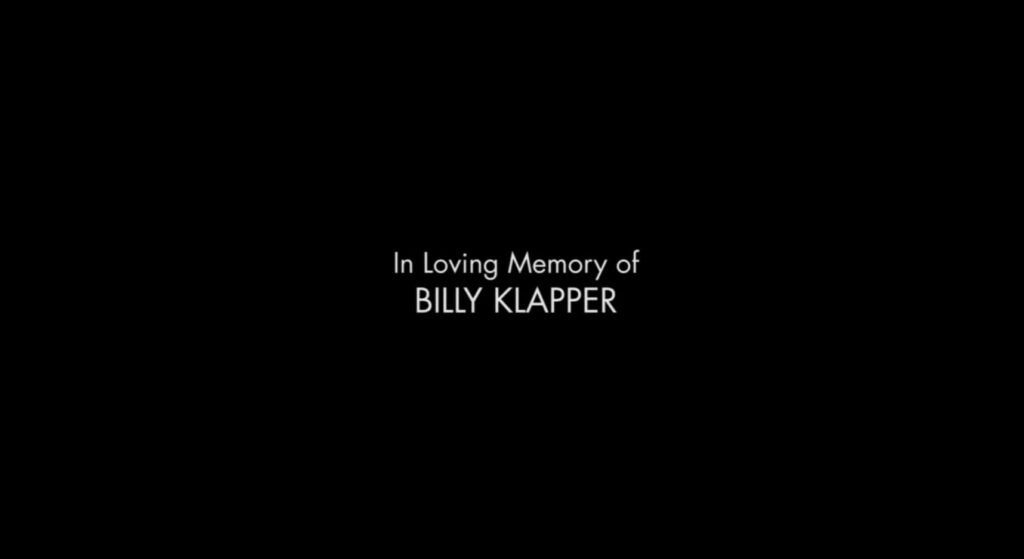 Plansza „In Loving Memory of Billy Klapper” wyświetlona po zakończeniu odcinka serialu Yellowstone